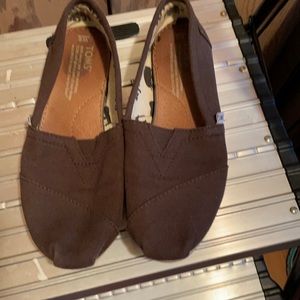 Toms brown slip one